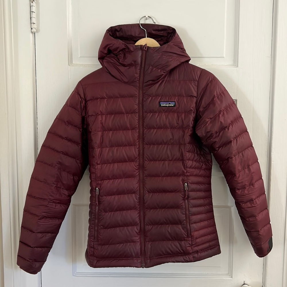 Patagonia Women’s Down Sweater Hoody in Cranberry, size XS